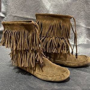 MINNETONKA suede leather 2 tier fringe moccasin boots. Sz 7.5. Camel color